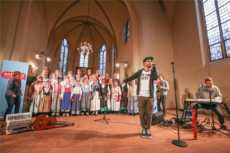 Mark Forster flasht Trachtenchor aus Cuxhaven Hannover, Mark Foster singt mit Chor einen Song in der Kreuzkirche (Foto: Frank Wilde)