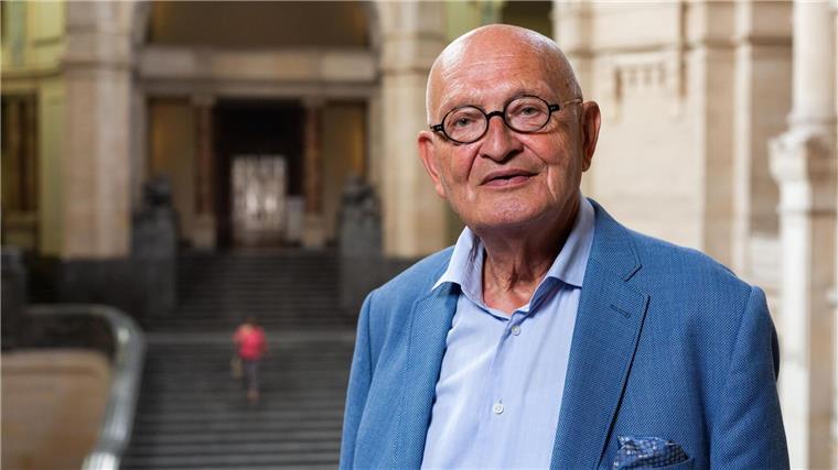 Früherer OB will Schröder für SPD-Jubiläum ehren Hannovers ehemaliger Oberbürgermeister Herbert Schmalstieg steht im Neuen Rathaus.