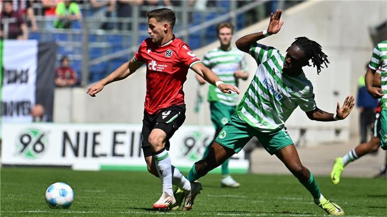 1:1 gegen Fürth: Hannover gelingt später Ausgleich Hannovers Enzo Leopold (l) im Zweikampf mit dem Fürther Torschützen Noel Futkeu.