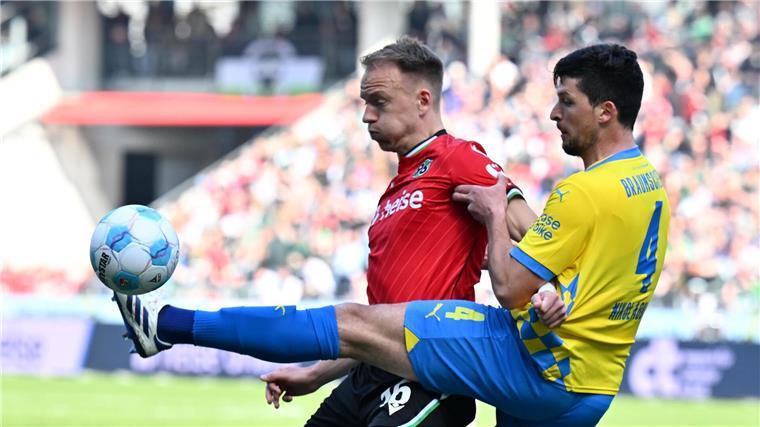 Fanproteste und spätes 1:1: Hannover rettet Punkt im Derby Hannovers Håvard Nielsen und Braunschweigs Jannis Nikolaou im Zweikampf.