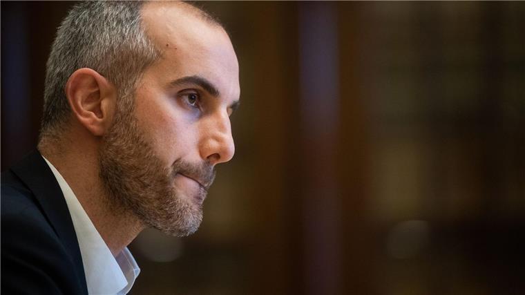 Hannovers Oberbürgermeister Belit Onay im Neuen Rathaus während eines Interviews.
