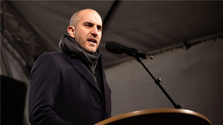 Onay: „Phantomdebatte“ über Abschiebungen hilft nicht Hannovers Oberbürgermeister Belit Onay spricht auf einer Bühne.