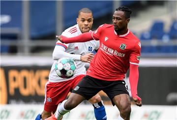Hannovers Patrick Twumasi (rechts) blokct Hamburgs Jan Gyamerah.
