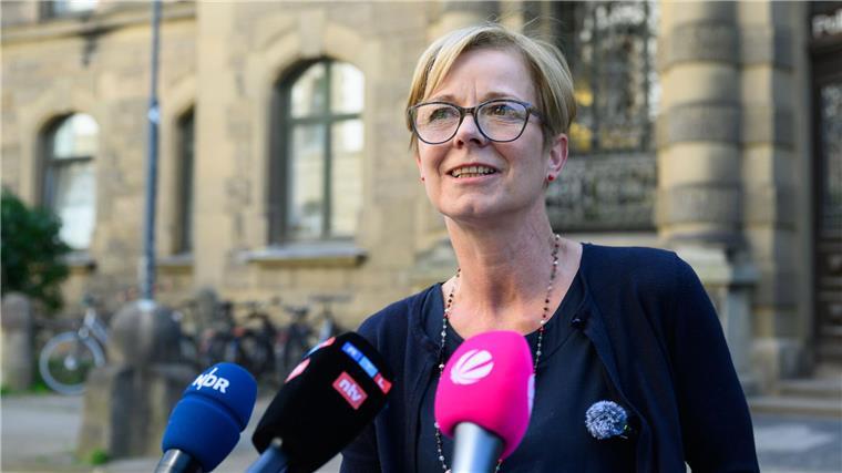 Hannovers Polizeipräsidentin Gwendolin von der Osten berichtete, dass noch nicht alle Datenträger der beiden angeklagten Polizisten ausgewertet worden seien.