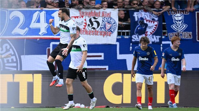 Hannovers Virgil Ghita (l) feiert seinen Ausgleichstreffer.