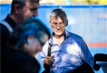 Hans-Christoph Berndt kommt zur Wahlparty der AfD.