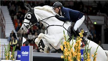 Hans-Dieter Dreher gewinnt das Weltcup-Springen in Mechelen.