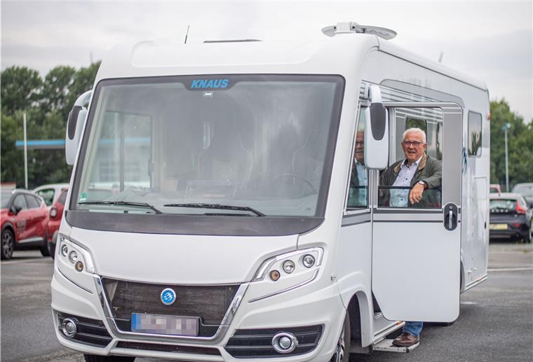 Ein halbes Leben mit dem Wohnmobil Hans-Georg Klinke in Stotel, gewährt Eintritt in sein Wohnmobil der Firma Knaus mit Fiat-Fahrgestell. Vom Raumbad, Schlafplatz bis zu Ess- und Wohnbereich sowie einer Garage ist alles zum Leben an Bord des rollenden Viereinhalb-Tonnen-Vehikels.