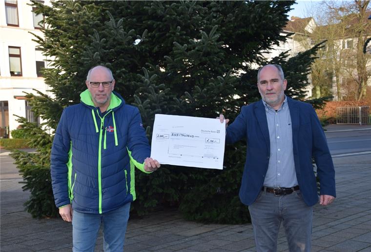 Hans-Heiner Westphal, Vorsitzender des Vereins Fussel, nimmt die Spende von Thomas Simon, Verkaufsleiter bei Kronos ecochem, dankend entgegen,
