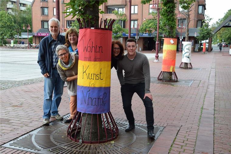 Nordenham: Kunstausstellung unter freiem Himmel Hans-Heinrich Berends, Ursula Peschke-Maßmann, Jane Agena, Doris Becker und Justin Hofschildt vom Kunstverein wollen mit der Malaktion ein Zeichen setzen.