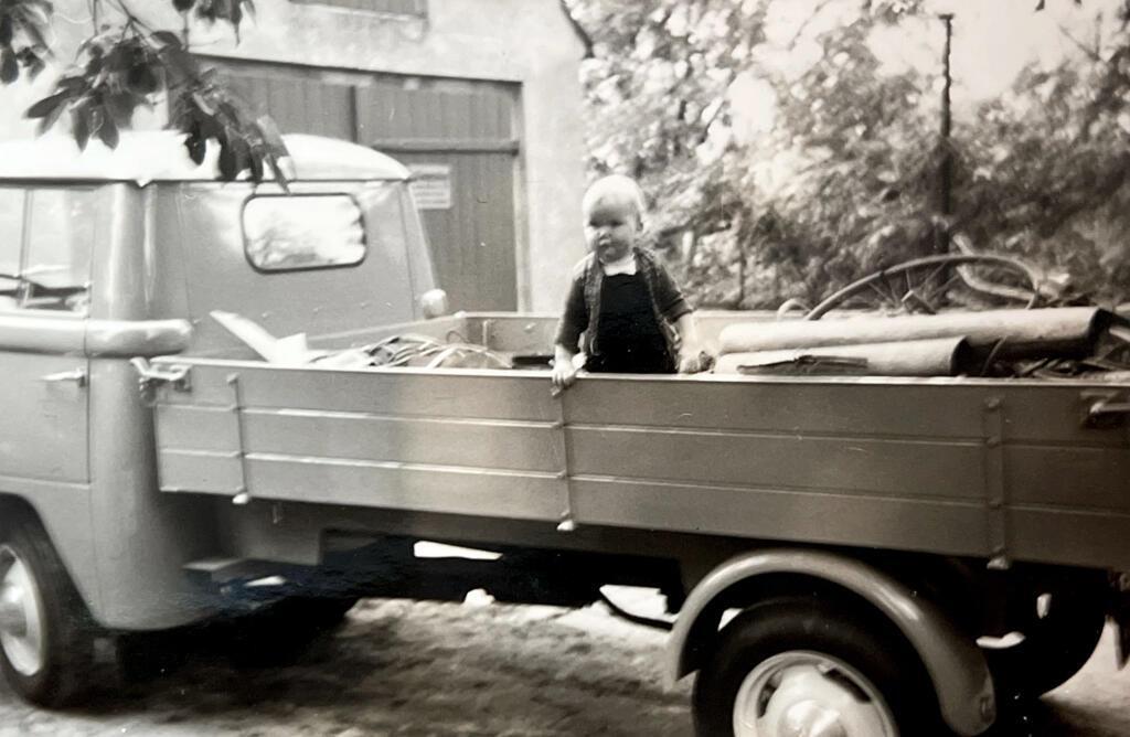 Hans-Heinrich Lütje als Kind mit dem ersten Firmen-Lkw.