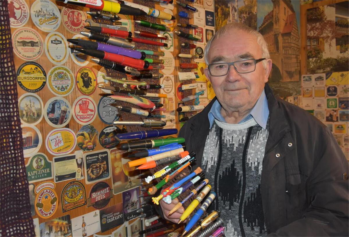 82-Jähriger mit ungewöhnlichem Sammeltick: Er besitzt über 80.000 Kugelschreiber Das Foto zeigt Hans-Heinrich Schmidt mit Kugelschreibern.