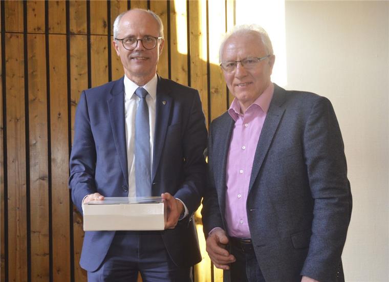 Landkreis Rotenburg: Rekordsumme für "soziale Sicherung" Hans-Hermann Brandt vom Vorbereitungsteam der Kirchengemeinde Selsingen (rechts) bedankt sich bei Landrat Hermann Luttmann für seine Informationen aus dem Landkreis Rotenburg.