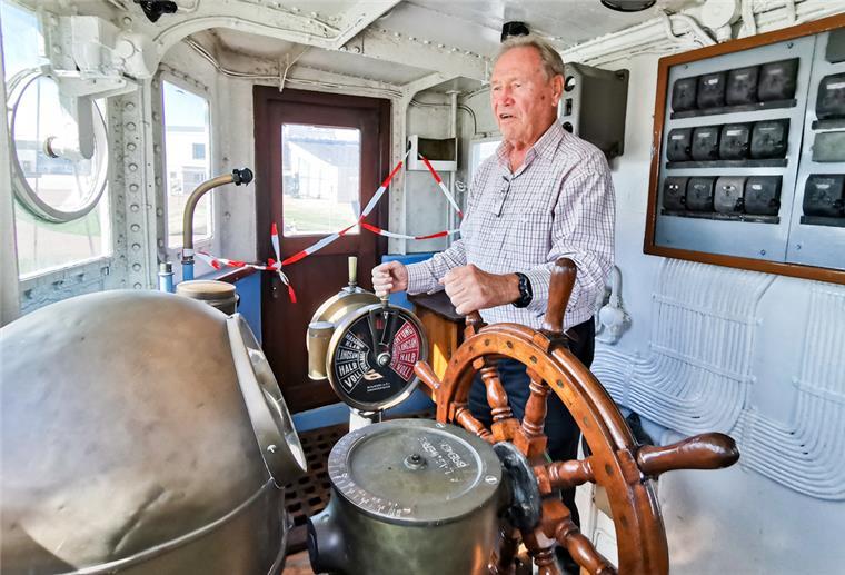 Bremerhaven: Ihr letzter Kapitän führt über die „Seefalke“ Hans-Joachim Breckwoldt an Bord des Museumsbergungsschleppers "Seefalke". 