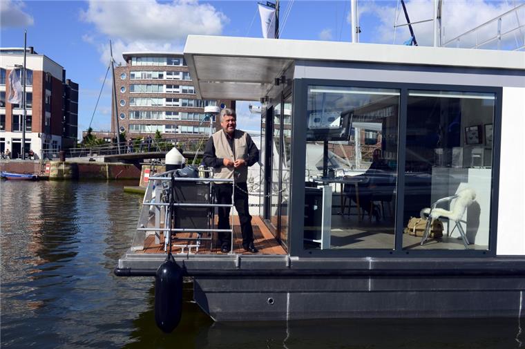 Ein Hausboot in den Havenwelten Hans- Joachim Frost hat sich ein schwimmendes Ferienhäuschen bauen lassen - das erste in Bremerhaven.
