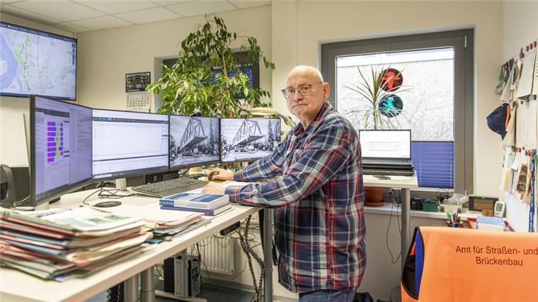 Bremerhaven toppt die schlimmste „Bettelampel“ Niedersachsens in Cuxhaven Ein Mann an einem Arbeitstisch.