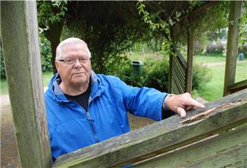 Hans-Jürgen Siebert spricht für viele Senioren, die gerne den Pavillon in "Lassmann’s Garten" in Hagen nutzen würden. Im Oktober hat die Gemeinde die Sitzbänke entfernt, weil auch diese nicht mehr in einwandfreiem Zustand waren. Jetzt wartet der 78-Jährige auf den versprochenen Neubau.
