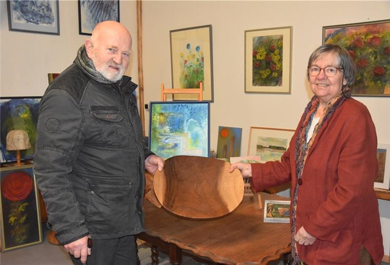Sittensen: Malerei trifft Kettensägekunst Das Bild zeigt Hans-Jürgen und Gudrun Freytag in ihrem Ausstellungsraum in Klein Meckelsen. In ihrer Hand halten sie eine Holzschale.