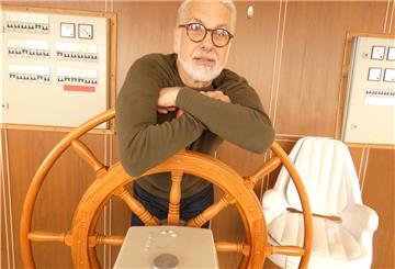 Hans Neblung am Ruder von Bremerhavens einzigem Restaurantschiff „Hansa“ im Fischereihafen: