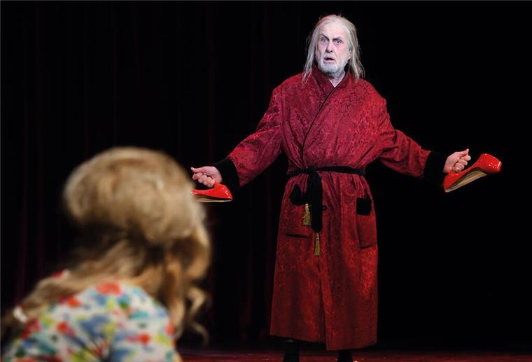 Die vorerst „letzte“ Premiere: Hans Neblung als Femme Fatale Schauspieler Hans Neblung auf der Bühne des Stadttheaters Bremerhaven in seiner Rolle als Diener Hans Styx in „Orpheus in der Unterwelt“.
