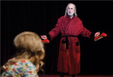 Schauspieler Hans Neblung auf der Bühne des Stadttheaters Bremerhaven in seiner Rolle als Diener Hans Styx in „Orpheus in der Unterwelt“.