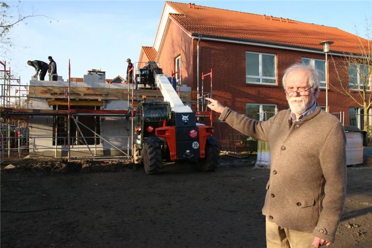Hans Schröder zeigt den Anbau des Seniorenzentrums in Burhave. 