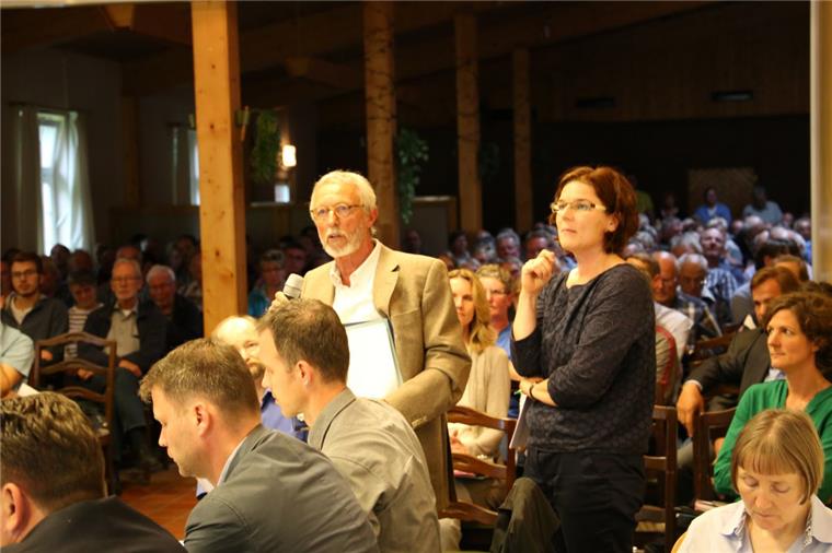 Windpark Viehsteige: Mehr als 200 Bürger bei Erörterungstermin Hans Schulze-Eickenbusch von der BI Windpark Meyenburg/Aschwarden und die Uthlederin Karen Lingner-Bahr reden beim Termin in Meyenburg mit Vertretern des Kreises Osterholz, der für die Genehmigung zuständig ist.