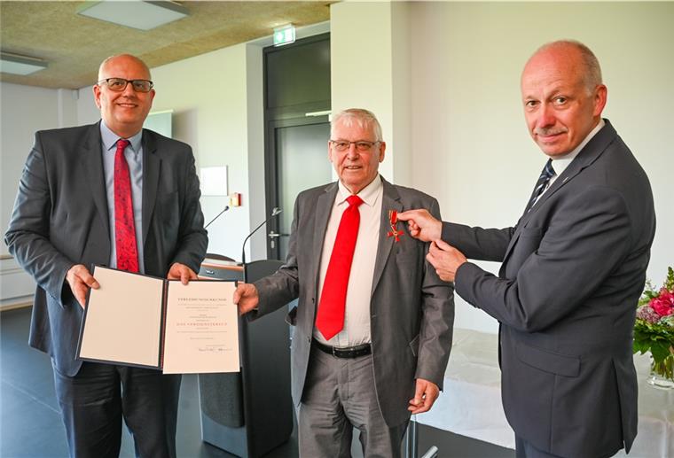 Dieser Floß-Fan erhält das Bundesverdienstkreuz am Bande Hans-Walter Keweloh (Mitte) erhält von Andreas Bovenschulte (links) und Torsten von Haaren das Bundesverdienstkreuz.