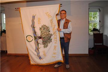 Hansdieter Kurth und die Fahne des New Yorker Vereins. 