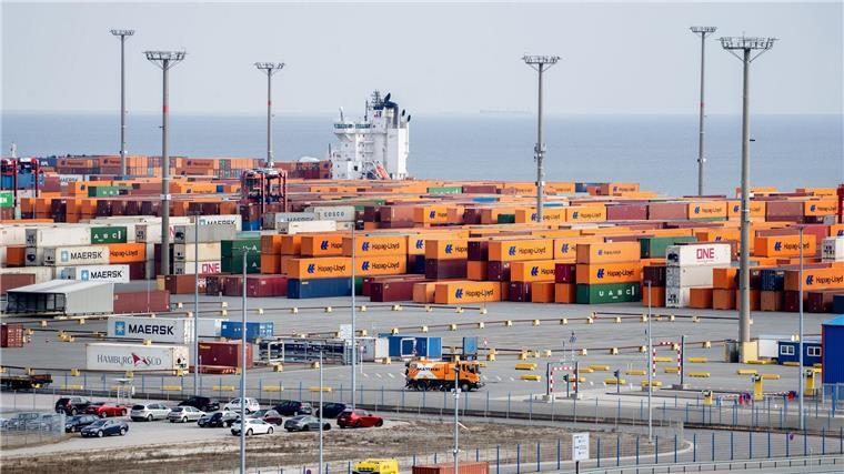Deutsch-dänische Reeder-Allianz steigert Pünktlichkeit Hanseatic Global Terminals, eine Hapag-Lloyd-Tochter, ist am Hafen Wilhelmshaven beteiligt. (Archivbild)