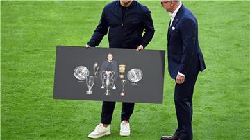 Hansi Flick (l) feierte mit dem FC Bayern große Erfolge.
