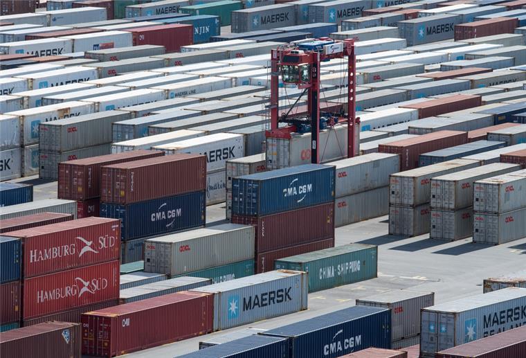 Hapag-Lloyd darf bei Containerhafen Wilhelmshaven einsteigen Ein VanCarrier transport Container über den Abstellplatz auf dem JadeWeserPort.