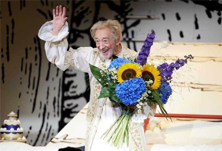 „Happy Birthday“: Zum Geburtstag bekam Hallervorden einen großen Blumenstrauß und ein Ständchen.