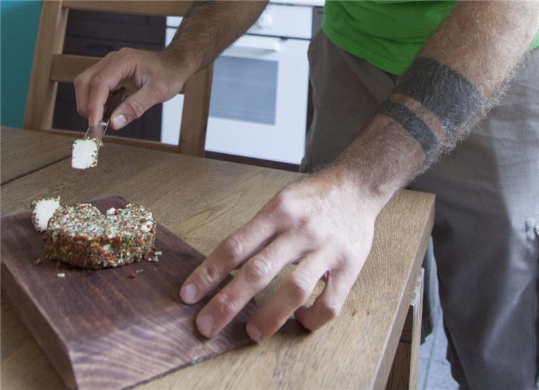 Cuxhaven: Start-up "Happy Cheeze" gewinnt Rechtsstreit in erster Instanz "Happy Cheeze" aus Cuxhaven produziert Käse-Alternativen aus Cashewkernen.