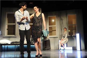 Harald Horváth (Fred), Sascha Maria Icks (Dekorateurin), Julia Friede (Holly Golightly) überzeugen in der Aufführung "Frühstück bei Tiffany".