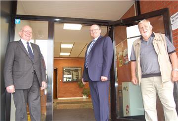 Harald Stindt (Mitte) freut sich über die Unterstützung der Stadlander CDU. Günter Busch (links), Vorsitzender der Gemeinderatsfraktion, und Kurt Neubauer, Vorsitzender des Ortsverbands Rodenkirchen und zugleich Vertreter der CDU-Mitglieder in der Gemeinde, halten ihn für den geeigneten Kandidaten für das Bürgermeister-Amt.