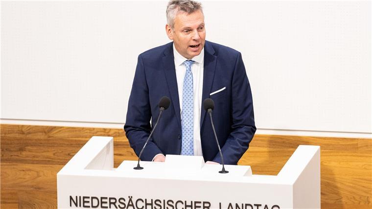 Harm Rykena (AfD), spricht im Plenarsaal vom niedersächsischen Landtag während einer Sitzung.