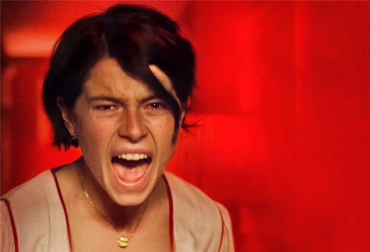 Harper (Jessie Buckley) schlägt zurück.