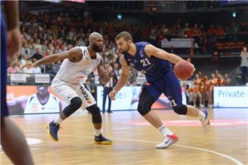 Harper Kamp (rechts) zieht gegen den Ex-Bremerhavener Devin Searcy zum Korb. Die Eisbären feierten bei Rasta Vechta den ersten Auswärtssieg der Saison. Foto nordphoto/Trubel