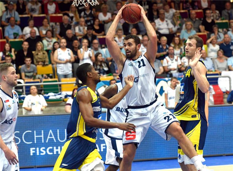 Die Eisbären-Pleitenserie gegen Ulm findet kein Ende Harper Kamp zeigte eine ordentliche Leistung, konnte aber die Eisbären-Pleitenserie gegen ratiopharm Ulm nicht beenden. Foto Scheer