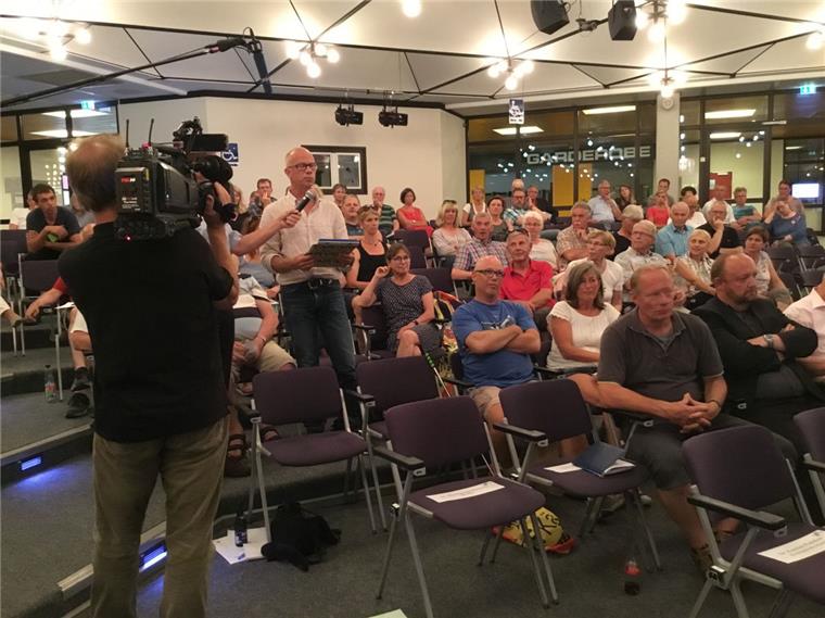 1500 Unterschriften gegen KKU-Schutt auf Deponie in Brake Harry Grotheer von der BI AtommülldepoNIE gehörte zu den Bürgern, die kritische Fragen zur Einlagerung von freigegebenen Abfällen in Brake-Käseburg.