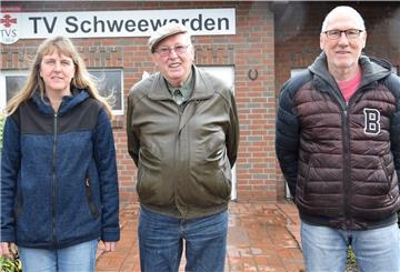 Harry Hollens (Mitte) hat dem TV Schweewarden im Namen seiner verstorbenen Frau 1000 Euro spendiert. Darüber freuen sich Vorsitzende Heike Simon und ihr Stellvertreter Hans-Dieter Schierloh.