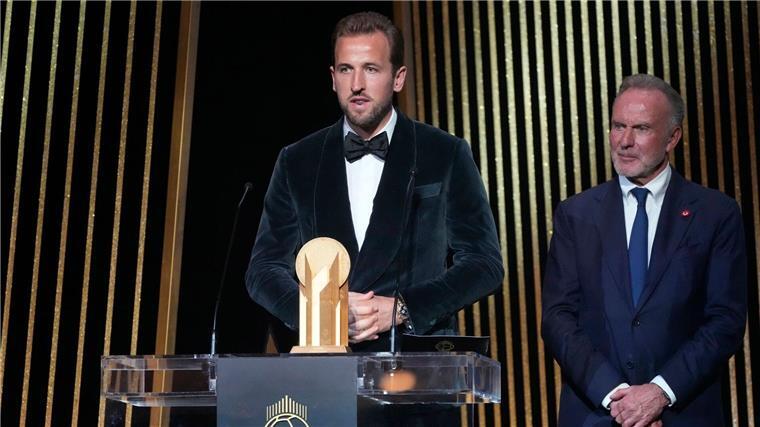 Rasen als Stolperfalle? Bayern spielen auch im „Himalaya“ Harry Kane (l) bei der Ballon d’Or-Veranstaltung am Montagabend in Paris, neben ihm der frühere Bayern-Chef Karl-Heinz Rummenigge.