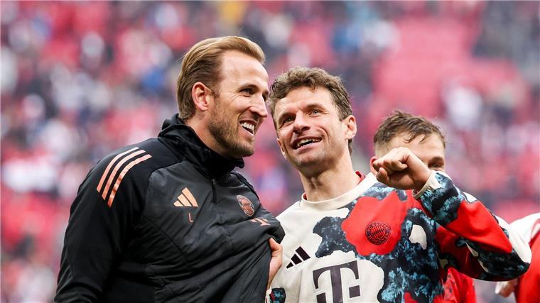 Meisterfeier ohne Fußballtrikot Harry Kane (links) ist zum ersten Mal Deutscher Meister, Thomas Müller hat den Titel schon oft gewonnen.