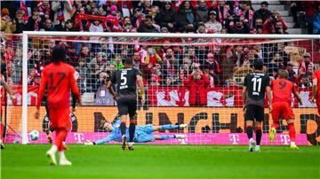 Harry Kane (r) schießt den Elfmeter in die Ecke, die ihm Union-Torwart Frederik Rönnow anzeigte.