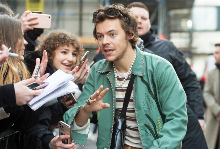 Harry Styles beklagt Anfeindungen gegen Freundin im Internet Harry Styles, Sänger aus Großbritannien, spricht mit Fans.