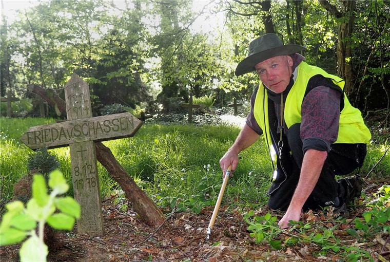 Harry Wallis sammelt im und um den „Allerschen Friedhof“ herum oft Müll und Unrat.