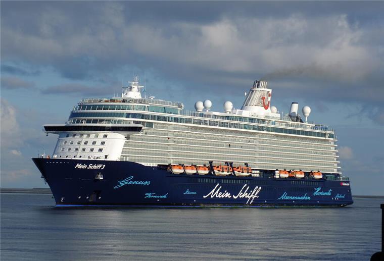 Die „härteste und lauteste“ Kreuzfahrt Europas startet in Bremerhaven Die "Mein Schiff 3" fährt auf dem Meer.