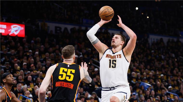 Bitterer Geburtstag für Hartenstein: Pleite in NBA-Playoffs Hartenstein und Jokic trafen sich oft auf dem Platz.