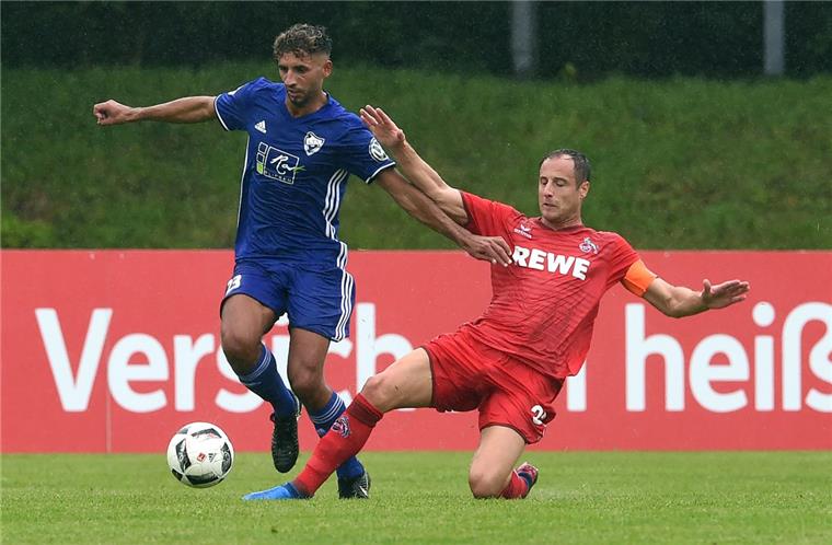 Harter Zweikampf im Dauerregen: Der Leher Egzon Sula (links) und Kölns Matthias Lehmann.